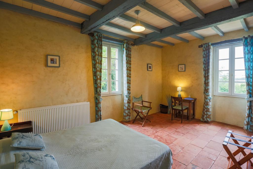 Au Mas Des Calmettes Bed & Breakfast Parisot  Екстериор снимка