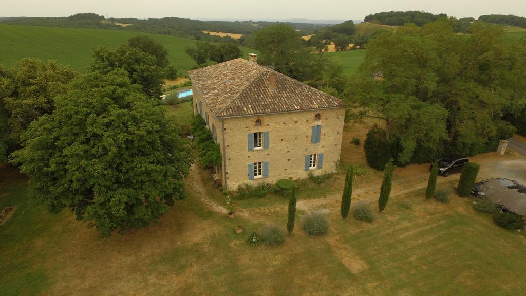 Au Mas Des Calmettes Bed & Breakfast Parisot  Екстериор снимка